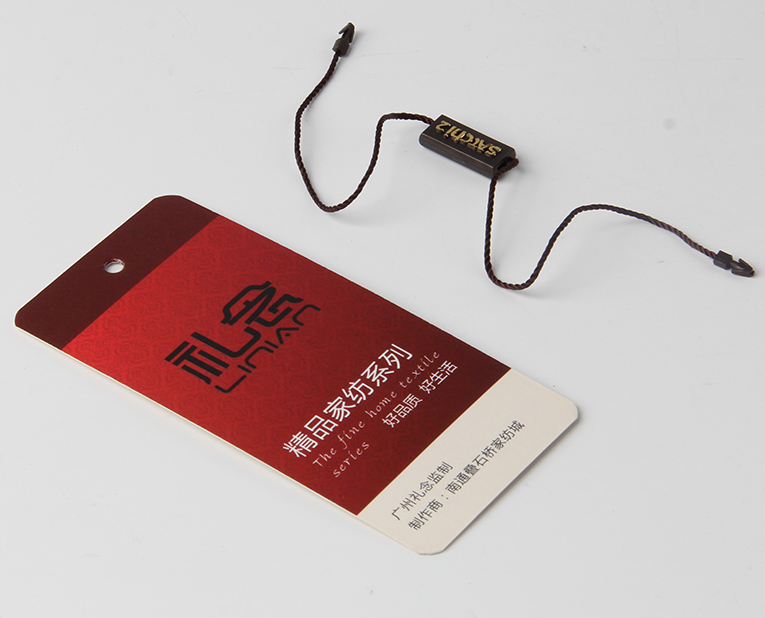 衣服吊牌在定做時出幺蛾子，制造商這樣做不懼怕劃痕