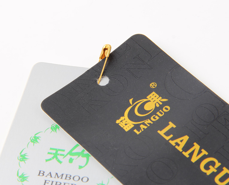 在選擇服裝紙牌定做工藝時，客人并不是最大的